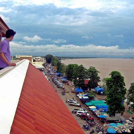 Riverfront Hotel Mukdahan Exterior foto