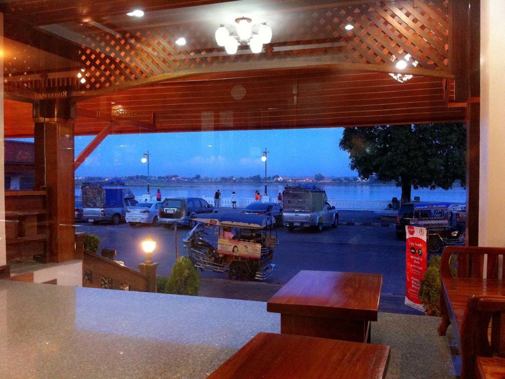 Riverfront Hotel Mukdahan Exterior foto